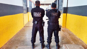 Agentes penitenciários durante revista no Instituto Penal de Campo Grande na 8ª fase da Operação Mute. 