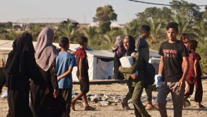 Imagem mostra palestinos em uma rua na cidade de Jabalia, Faixa de Gaza, após entrega de ajuda humanitária. Colonos de Israel querem anexar território com expulsão de palestinos