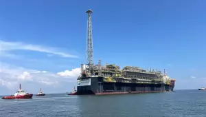 Plataforma da Petrobras que reforçará o pré-sal deixa Singapura