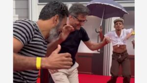 Wagner Moura dança Frevo em evento de lançamento do filme brasileiro 'O Agente Secreto' no festival Cinéma Paradiso Louvre, em 2025, na França. 