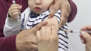 Vacina contra a meningite é aplicada na rede pública em bebês aos três, cinco e 12 meses de idade, protegendo contra doença grave. 
