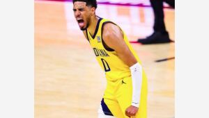 Tyrese Haliburton celebra ponto em partida da NBA