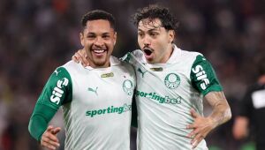 Vitor Roque celebra com Maurício gol que definiu virada do Palmeiras
