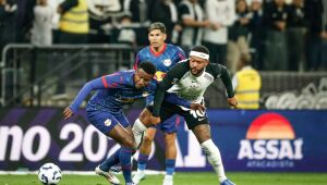 Memphis Depay em ação durante Corinthians x Red Bull Bragantino