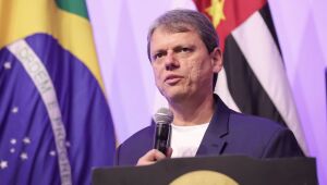 O governador de São Paulo, Tarcísio de Freitas, que foi alvo de manifestações críticas da direita e da esquerda pela reação à taxação de Trump 