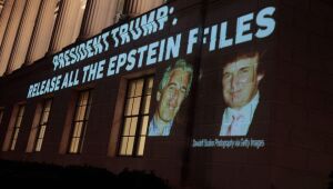 Uma imagem do presidente dos EUA Donald Trump e Jeffrey Epstein é projetada na sede do Departamento de Comércio dos EUA em 18 de julho de 2025 