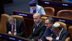 O primeiro-ministro de Israel, Binyamin Netanyahu, rodeado por ministros durante uma sessão do Knesset, o Parlamento israelense, em Jerusalém