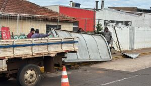 Estrutura foi danificada após colisão de ônibus na noite de segunda (30); ponto provisório será instalado e novo abrigo deve ser construído em até dois meses.