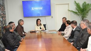 A prefeita Adriane Lopes, o reitor da UEMS, Laercio de Carvalho, a pró-reitoria, Erika Kaneta Ferri e demais participantes da reunião.