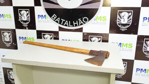 Jovem mata padrasto a machadadas para defender mãe de agressão em Dourados e diz não se arrepender.