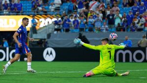 Kiernan Dewsbury-Hall marcou o quarto gol do Chelsea sobre o Benfica nas quartas de final. 