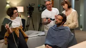 Afonso raspa o cabelo em 'Vale Tudo'; cena já marcou outro folhetim da Globo