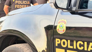 A Polícia Federal cumpre mandado de busca e apreensão em Dourados como parte da operação 