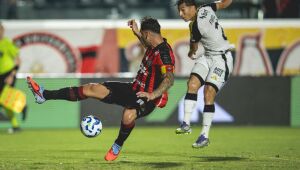 Vitória reage após 8 a 0 e bate Atlético-MG em jogo de técnicos interinos em Salvador.