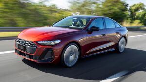 O sedã estreia no Brasil com preço sugerido de R$ 379.990 em versão única Performance S Edition, equipada com motor 2.0 TFSI turbo de 272 cv, 400 Nm de torque e tração integral quattro.