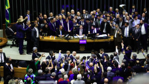 O deputado Hugo Motta conseguiu retomar a cadeira da presidência da Câmara quase 2h depois do horário marcado para a sessão.