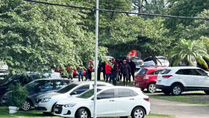 Torcedores da Guarda Popular conversam com dirigentes do Internacional em tom de cobrança pela má fase.