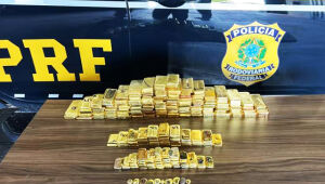 Mais de 100 barras de ouro maciço, totalizando 103 kg, foram encontrados dentro de uma caminhonete Hilux.