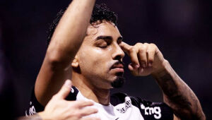 Matheus Bidu comemora gol do Corinthians no Allianz Parque. 
