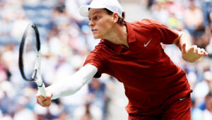 Vitória nesta quinta-feira garante Jannik Sinner no topo do ranking da ATP.