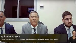 Os advogados do ex-ministro Walter Braga Netto (ao centro) alegaram que a prisão cautelar não foi fundamentada com 