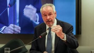 Presidente da COP30 alerta para risco de esvaziamento da conferência por causa dos preços abusivos de hospedagem em Belém.