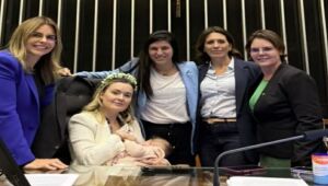 Julia Zanatta (PL-SC) com o bebê de 4 meses no colo na Câmara