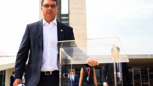 Flávio Bolsonaro diz que há acordo para pautar anistia a golpistas de 8 de janeiro; governo e presidência da Câmara negam compromisso.