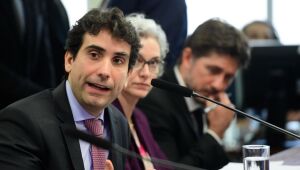 Plínio Valério decide finalizar relatório da PEC do Banco Central sem esperar contribuições de Galípolo e prevê votação no dia 20.