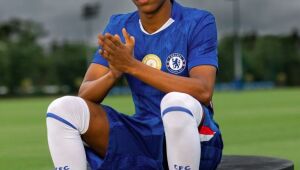 Estêvão chegou ao Chelsea após o Mundial de Clubes e vai enfrentar grande concorrência por um lugar no time de titular. 