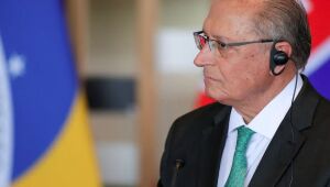 Alckmin se reúne com diplomata dos EUA após tarifa de 50% sobre exportações brasileiras; teor do encontro não foi divulgado.