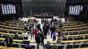 A Câmara dos Deputados aprovou por unanimidade o requerimento de urgência do projeto que isenta o Imposto de Renda para quem ganha até R$ 5 mil e propõe uma alíquota extra para os mais ricos.
