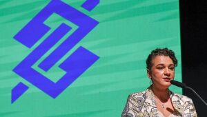 Tarciana Medeiros, presidente do Banco do Brasil, defende a solidez da instituição e combate as críticas relacionadas à segurança e aos resultados financeiros do banco.