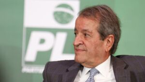 Valdemar Costa Neto afirma que o PL apoia qualquer nome escolhido por Bolsonaro para a disputa presidencial em 2026, minimizando críticas dos filhos e rebatendo as pesquisas que indicam Lula como favorito.