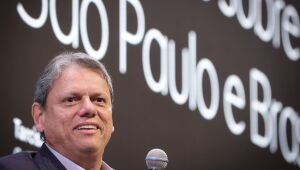 Governador Tarcísio de Freitas durante participação no Seminário Brasil Hoje, onde defendeu corte de ministérios e medidas fiscais para modernizar o Brasil.