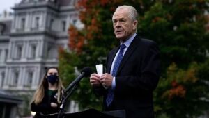 Peter Navarro, conselheiro de Donald Trump, durante entrevista à Fox Business, criticando as compras de petróleo da Rússia pela Índia e Europa e defendendo tarifas sobre móveis importados.