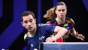 Calderano e Takahashi são eliminados nas duplas, mas seguem fortes no WTT Star de Foz, com Calderano em busca de título em simples e Bruna avançando.