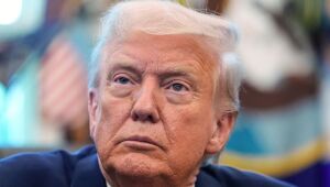 Trump critica tarifas de Brasil, China e Índia e alerta para risco econômico nos EUA.