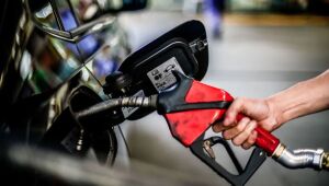 Preço da gasolina atinge menor valor desde janeiro com chegada da mistura E30.