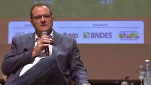 Nelson Barbosa detalha investimentos do BNDES em cidades sustentáveis, incluindo mobilidade urbana e eficiência energética.