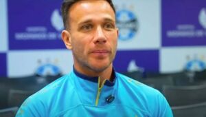 Arthur é recebido com carinho pela torcida do Grêmio ao retornar ao clube para ajudar na recuperação da equipe