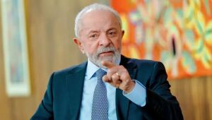 Lula comenta sobre a posição de Tarcísio de Freitas nas pesquisas e reafirma sua candidatura competitiva por São Paulo.