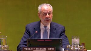André Corrêa do Lago, presidente da COP30, convoca o setor privado a se engajar em soluções climáticas inovadoras durante a conferência em Belém.