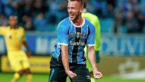 Arthur é apresentado no Grêmio e reforça o time na luta contra o rebaixamento no Brasileirão