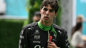 Gabriel Bortoleto cobra explicações da equipe após estratégia mal-sucedida no GP da Holanda.