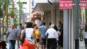 Brasil tem 213,4 milhões de habitantes em 2025; população deve começar a diminuir a partir de 2042, segundo o IBGE.