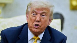 Trump defende tarifas comerciais após decisão judicial e ataca juízes que consideraram medidas ilegais.