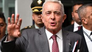 Imagem mostra o ex-presidente colombiano Álvaro Uribe durante uma coletiva de imprensa em Bogotá, em 10 de fevereiro. Justiça concluiu que Uribe possui relação com grupos paramilitares