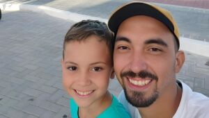 Pai e filho lado a lado, unidos por amor, cuidado e presença em cada momento da vida.