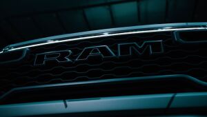 Grade frontal de modelo da Ram; marca prepara anúncio para 13 de agosto que deve impactar o mercado brasileiro de picapes.        Perguntar ao ChatGPT